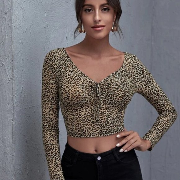 Knot Ruched Front Leopard Form Fitted Tee - Picture 3 of 3